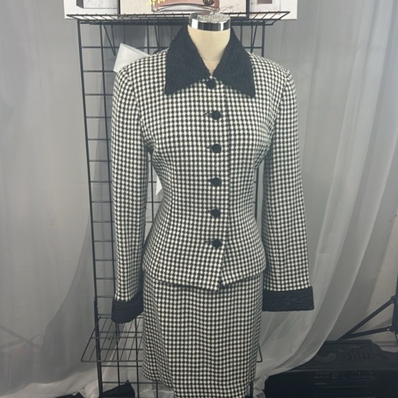 Circa 1990 Vintage tailored A-Line Herringbone Skirt from Doncaster - Picture 2 of 9